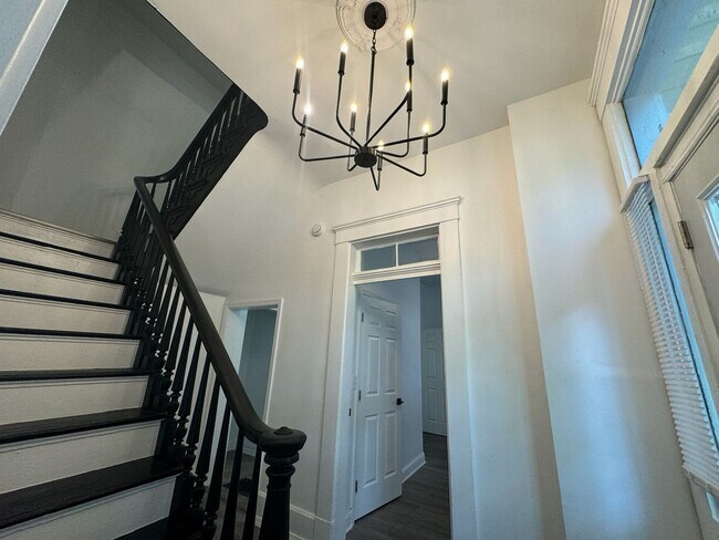 Building Photo - 7 Bed/3 Bath Mins. from UC Campus $750/pp ...