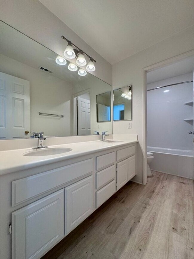 Building Photo - Beautiful 3 Bedroom two story South Temecu...