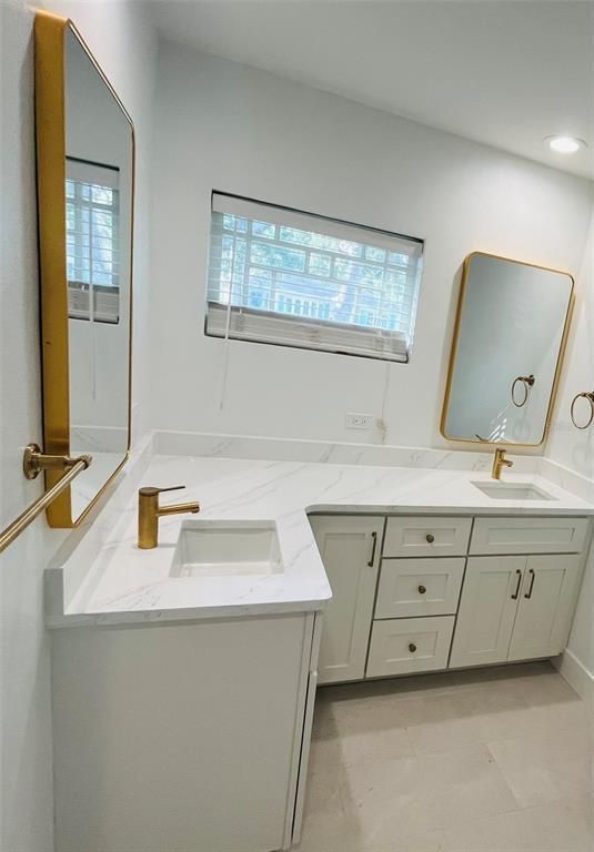 Building Photo - 1801 Beach Dr NE