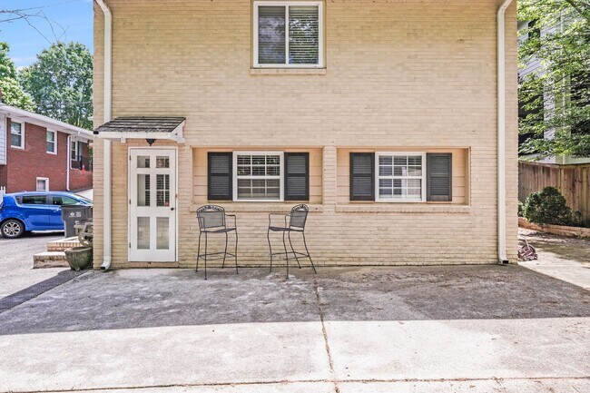 Building Photo - 2417 Laburnum Ave