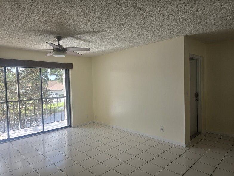 Large Living Room with Patio - 1455 SW Silver Pine Way