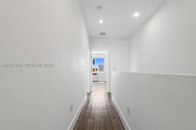 Building Photo - 6810 NW 103rd Pl