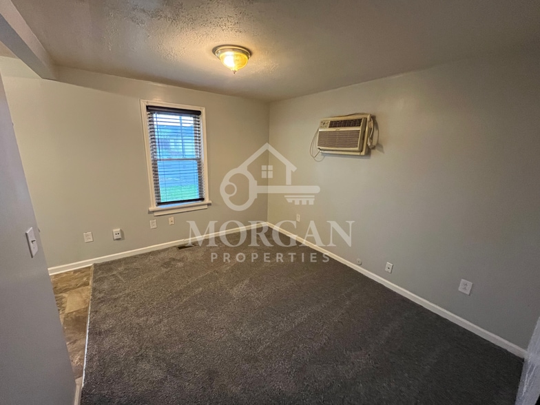 Building Photo - 830 E 7th St