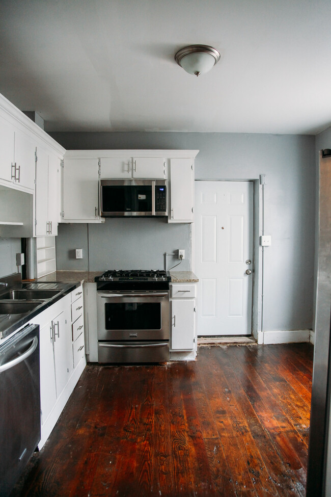 Primary Photo - 1121 W Maple St