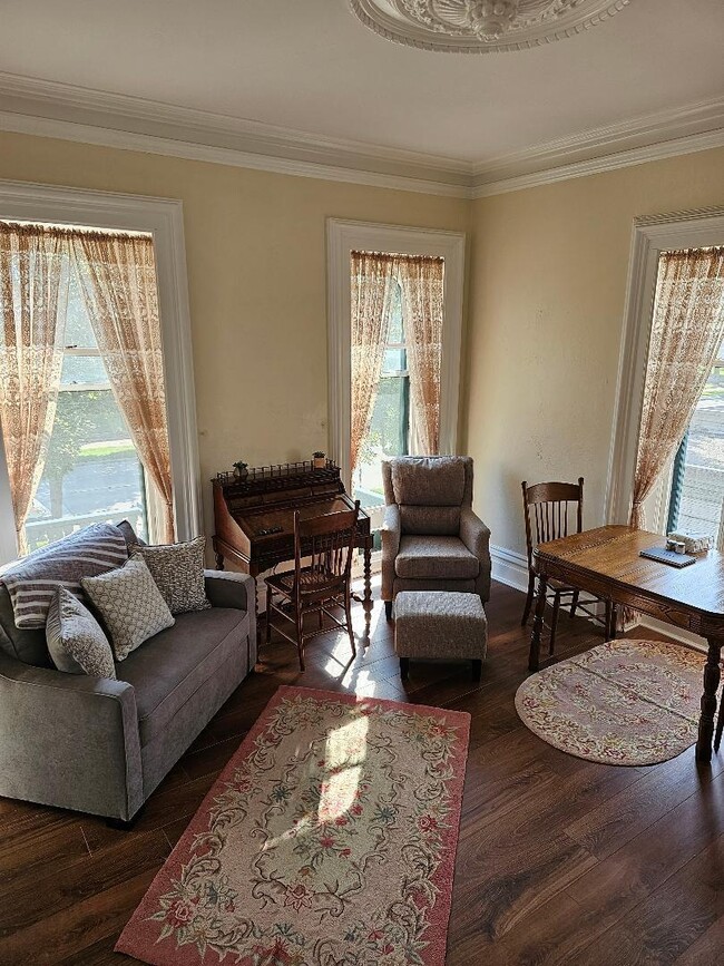 Building Photo - 936 Main St