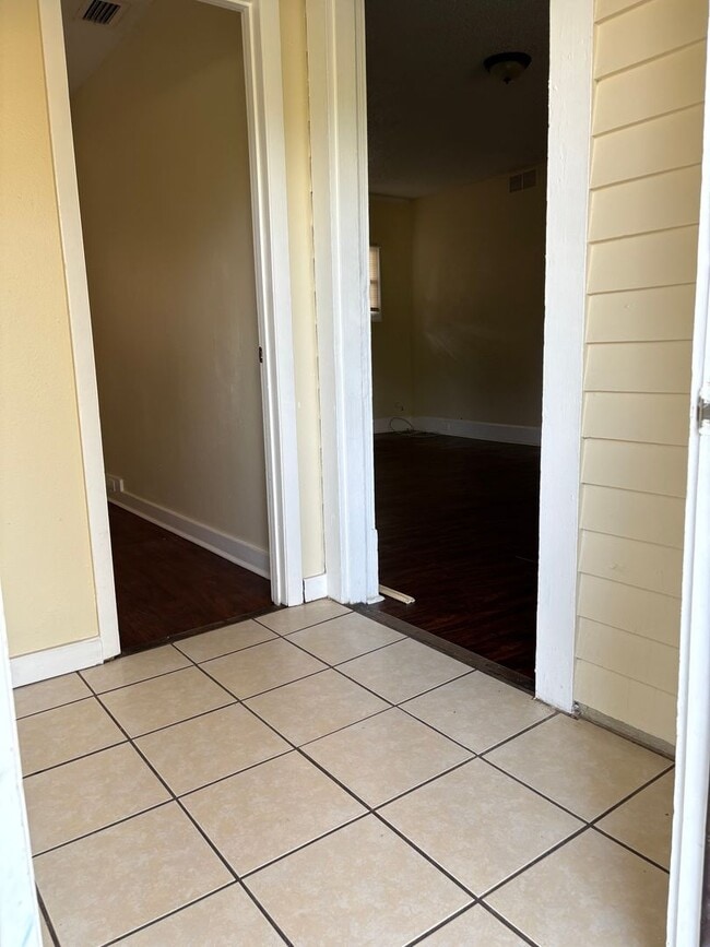 Building Photo - Large 4 bedroom 1 Bath House for rent