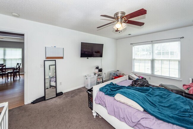 Building Photo - 5 Bedroom 3 Bath Home in Moss Grove Planta...
