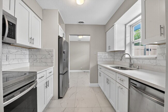 Building Photo - 601 SW 5th Ave