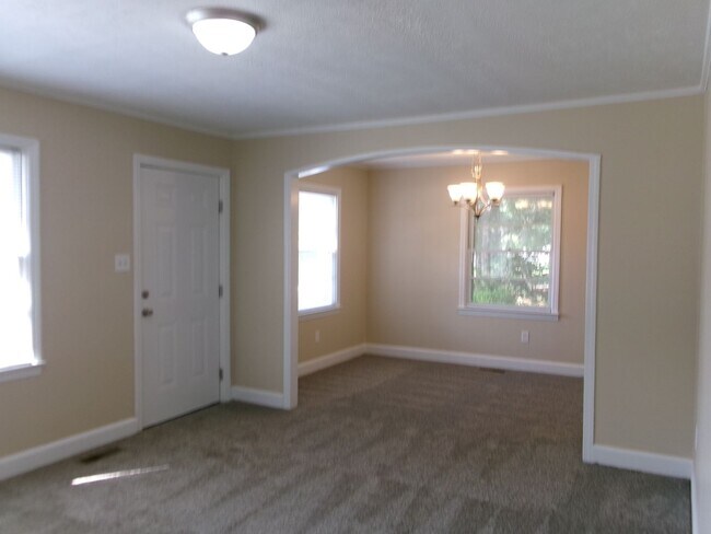Building Photo - 3 bedroom, 1 bath home conveniently locate...