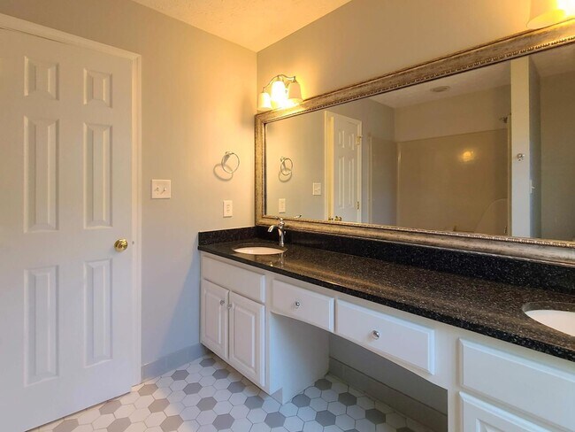 Building Photo - 4 BR, 2.5 BA in Woodlake Crossing