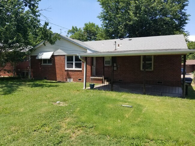 Building Photo - Midtown bungalow, beautiful hard wood floors, lots of natural light.