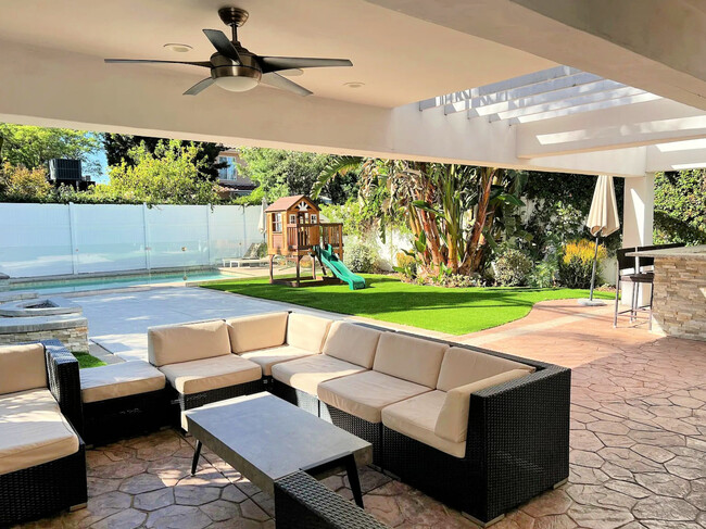 Covered patio/outdoor lounging area - 4513 Tyrone Ave