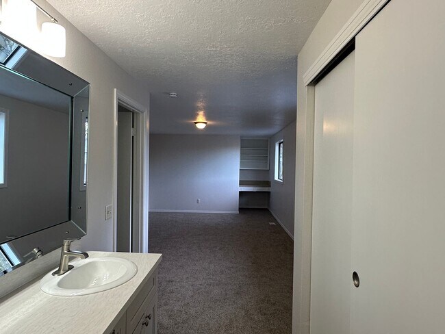 Building Photo - Beautiful 4BD Home | Fireplace, Fenced Backyard, Deck, Garage & A/C