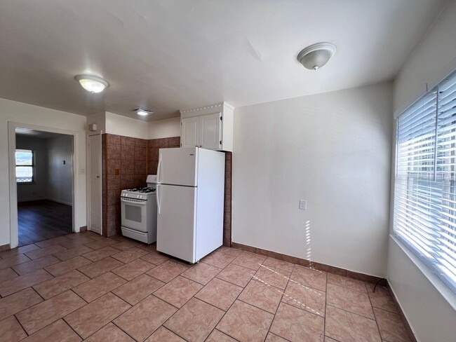 Building Photo - SPACIOUS 2 BEDROOM/1 BATH AVAILABLE IN HAYWARD CA !!!!