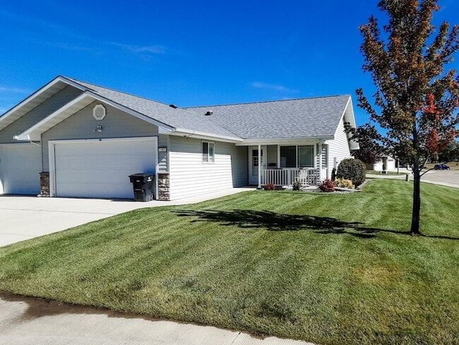 Building Photo - 2 Bed/ 2 Bath twin home in HOA community