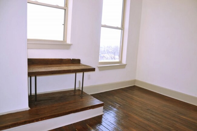 Building Photo - 445 W McMicken Ave