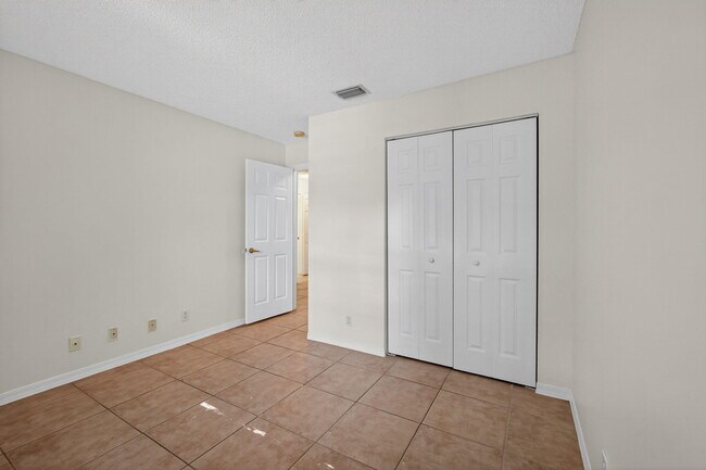 Building Photo - 5020 N La Sedona Cir