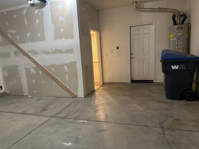 Building Photo - 3 Bedroom 2.5 Bath Home in Moreno Valley CA With Massive Backyard and Bonus Studio / Room in Gara...