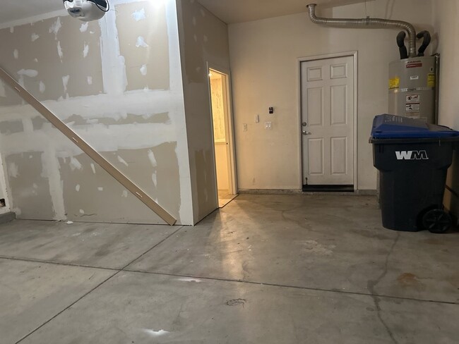 Building Photo - 3 Bedroom 2.5 Bath Home in Moreno Valley CA With Massive Backyard and Bonus Studio / Room in Garage.