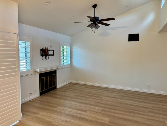 Building Photo - Nicely upgraded Townhome is East Simi
