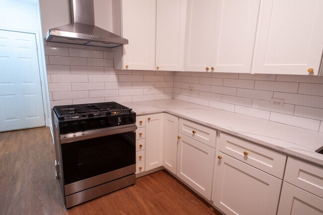 Building Photo - 916 N Paulina St