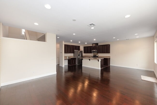 Building Photo - Beautifully Maintained 3 Bed, 2.5 Bath Home in Prime RiverPark Location