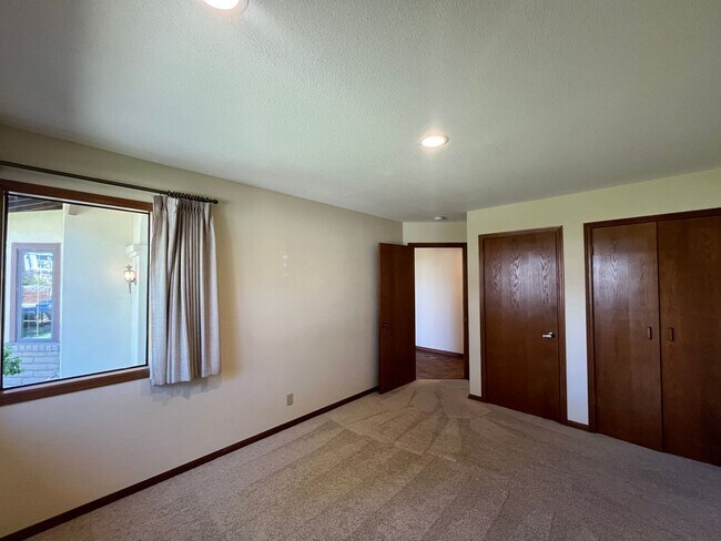 Building Photo - Spacious Home with views of the Irish Hill...
