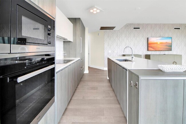 Building Photo - 2900 NE 7th Ave