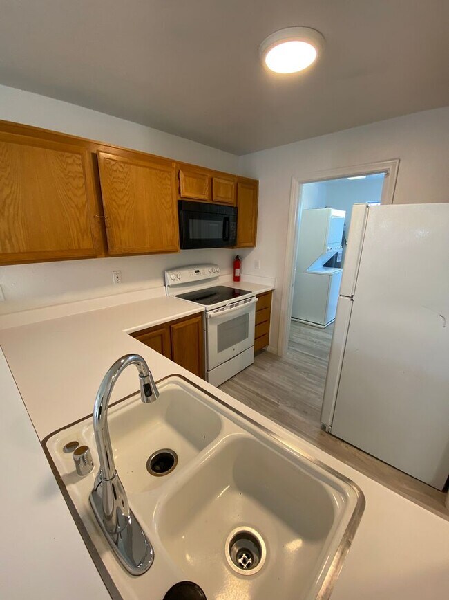 Building Photo - Americana Property Mgmt - Condo 2b - 2b in...