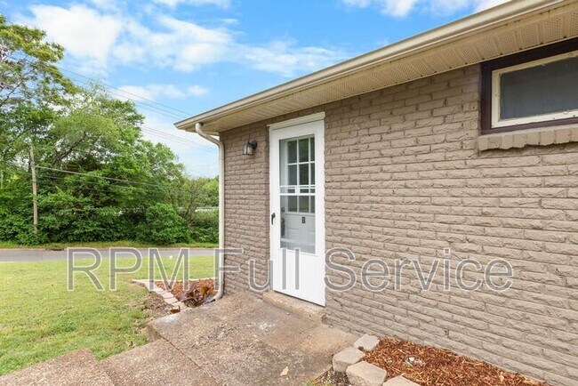 Building Photo - 895a W Sharpe Ave