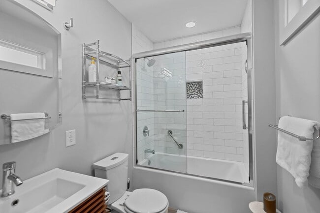 Building Photo - Modern Furnished Cottage Located Downtown!