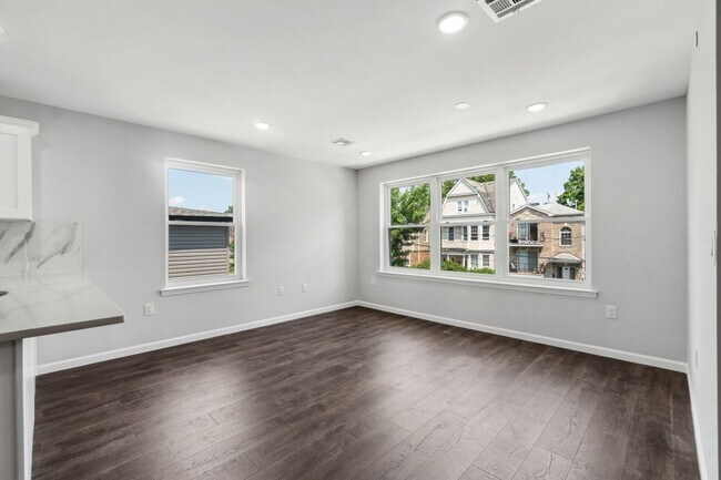 Building Photo - 889 S 17th St