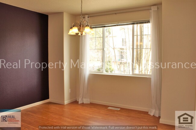 Building Photo - Urban 3 BR / 3.5 BA + Bonus Loft, Townhous...