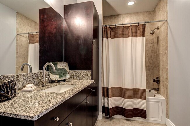 Building Photo - 905 Juniper St NE