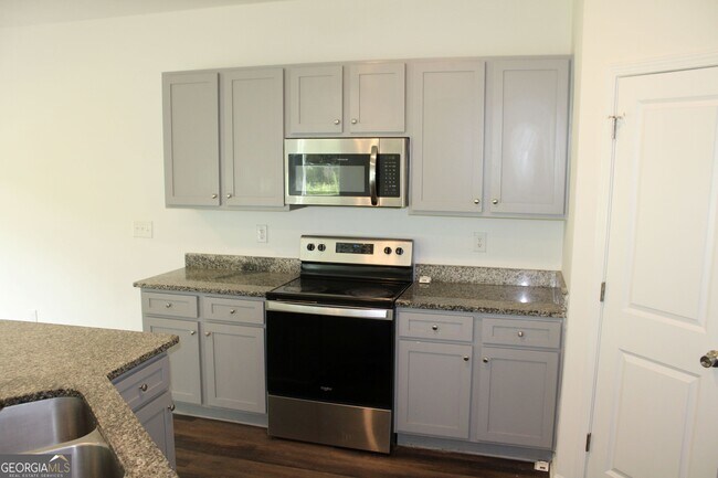 Building Photo - 9220 Golfview Cir