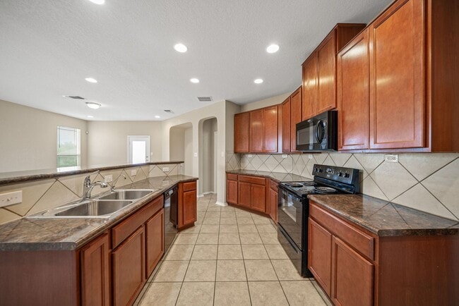 Building Photo - 4 Bedroom/2.5 Bath Mustang Valley Subdivision