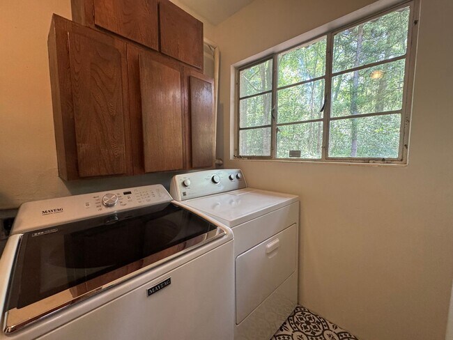 Building Photo - 3 Bed 2 Bath Home in Golfview