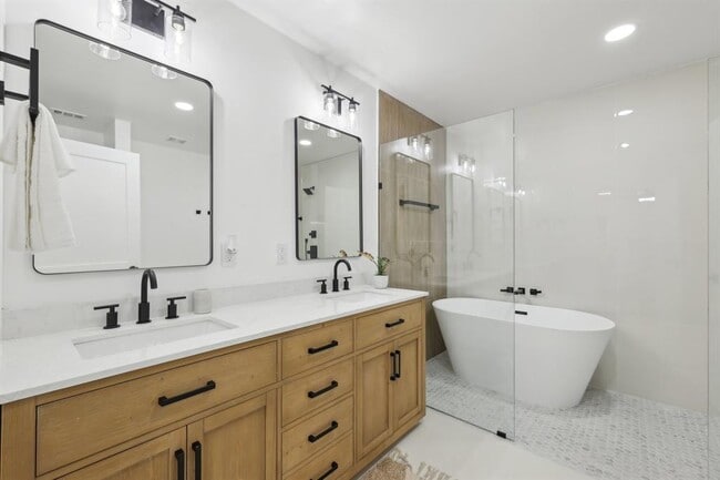 Building Photo - 2615 Baxter Dr