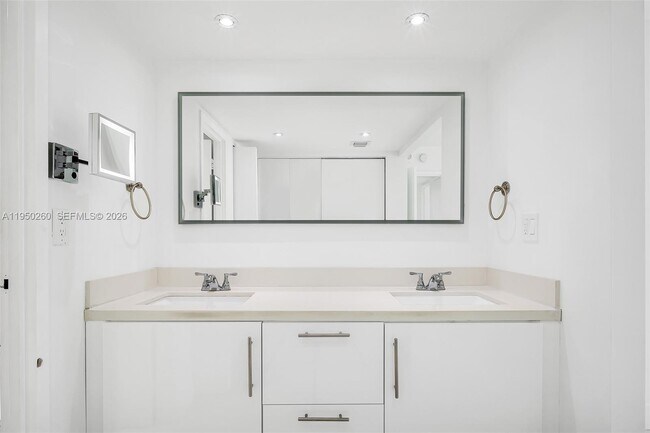 Building Photo - 100 Bayview Dr