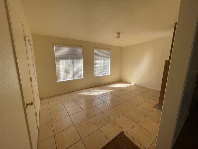 Building Photo - Hesperia-Refurbished- 3 Bedrooms, 2 Bathro...