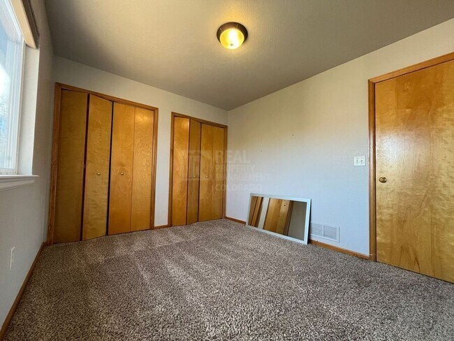 Building Photo - 1044 Winona Cir