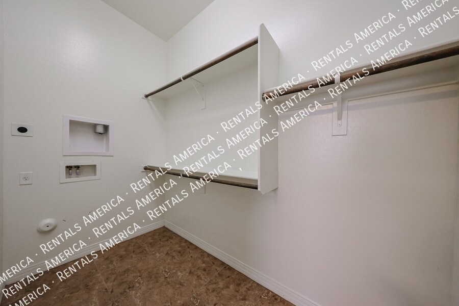 Building Photo - 1133 E Buckingham Ave