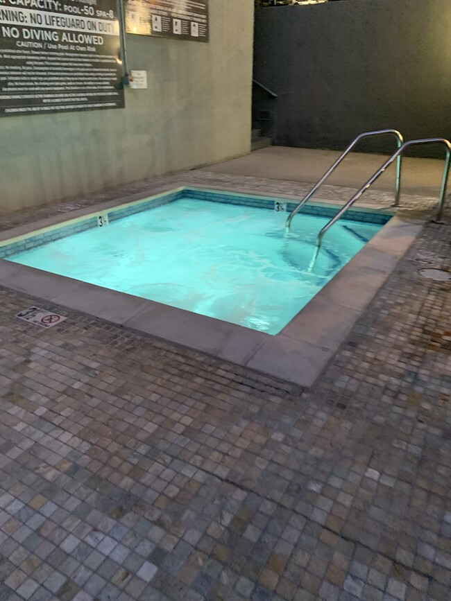 Jacuzzi - 880 W 1st St