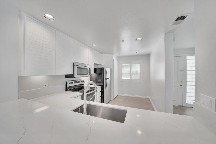 Building Photo - 2233 Martin, 405