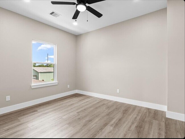 Building Photo - 102 Schade Ln