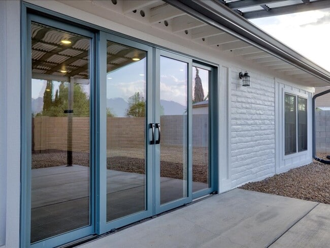 Building Photo - 8551 E Lee Pl