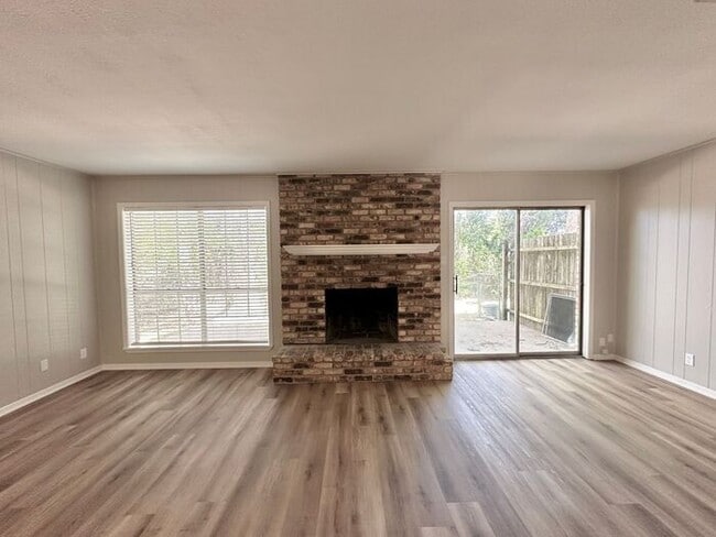 Building Photo - Available Now! 3 Bedroom 2.5 Bath Duplex i...