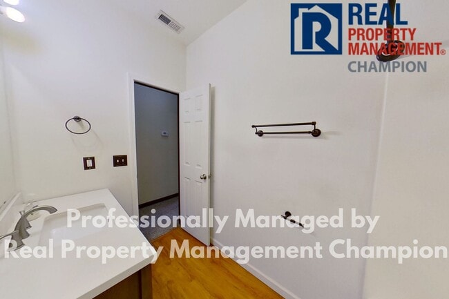 Building Photo - Beautiful Two Story Townhome with Lots of Storage!!