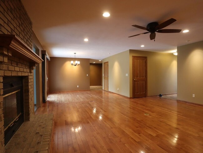 Building Photo - NEW PRICE - GREAT HOME - Single Family Home in Germantown Hills with Pool 3 BR / 4BA