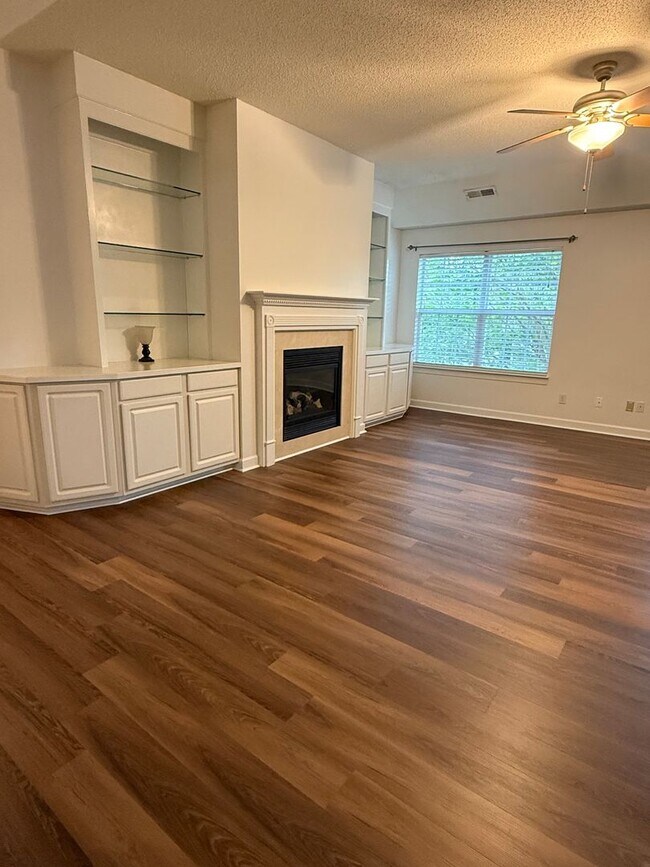 Building Photo - Move In Ready Condo